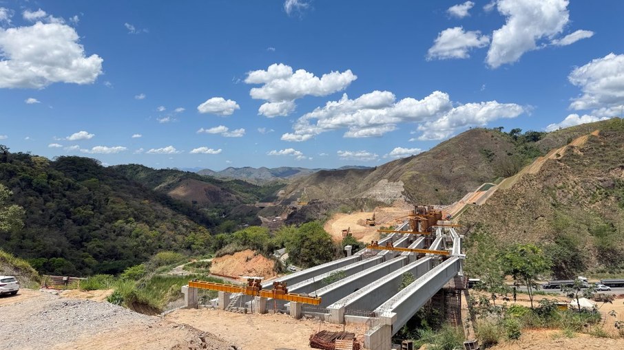 Desmonte de rochas na Serra das Araras (RJ) Desmonte de rochas na Serra das Araras (RJ)