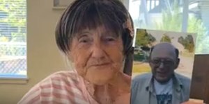 Mulher reencontra irmão 80 anos após serem separados