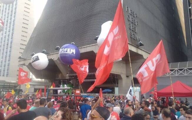 Manifestantes na Avenida Paulista em ato pró-greve geral