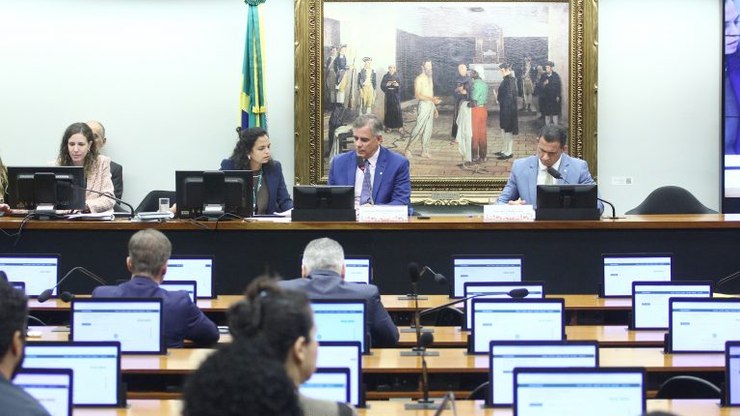 CCJ da Câmara adia votação sobre a redução da maioridade penal