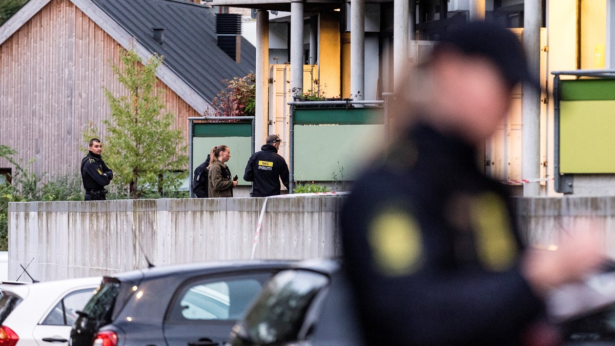 A polícia dinamarquesa e técnicos forenses examinam o local de uma explosão em um prédio residencial em Rymarksvej, em Copenhague, Dinamarca, em 7 de outubro de 2024