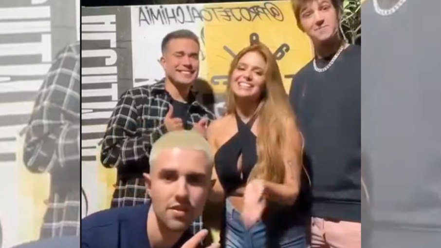 Viih Tube posa com os ex-namorados Bruno Magri, Luis Mariz e Lucca Louzas