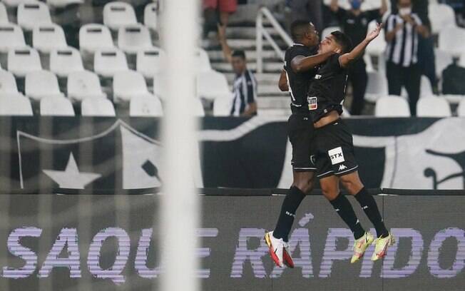 Kanu brinca com Daniel Borges após gol no Botafogo: 'Estou amando mais ele do que a minha esposa'