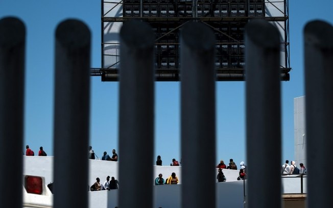Solicitantes de asilo dos Estados Unidos esperam na fila para serem atendidos no posto de fronteira El Chaparral, em Tijuana, México, em 18 de maio de 2024