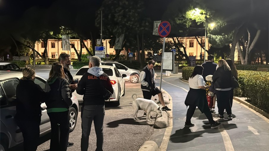 Pessoas com medo do terremoto Pessoas com medo do terremoto