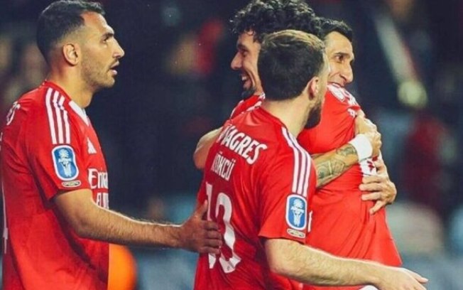 Jogadores do Benfica comemora um dos gols de Di María (quase encoberto, à direita) na vitória sobre o Braga que coloca o time na final da Taça da Liga