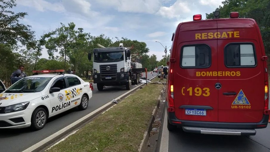 Acidente fatal aconteceu após motociclista bater em caminhão da CPFL que fazia reparo em poste, na cidade de Valinhos