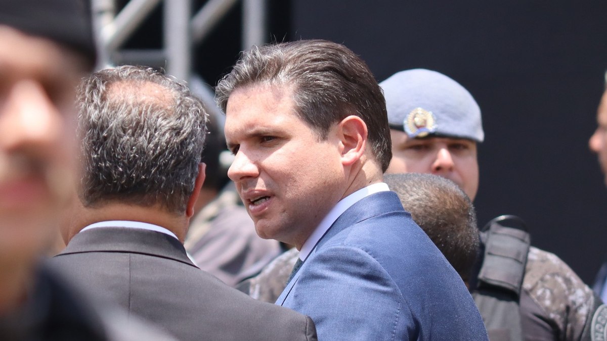 Hugo Motta sendo condecorado Hugo Motta sendo condecorado