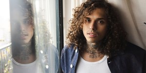 Anitta defende Vitão de ataques por uso de maquiagem