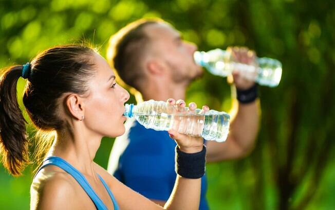 Beber água está entre os hábitos saudáveis que a pessoa que querem fazer exercícios ao ar livre devem adotar 
