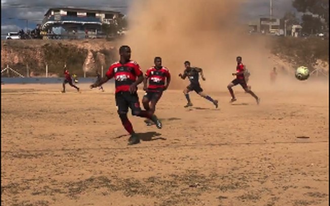 Jogadores em meio ao 'mini-tornado'