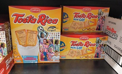 Biscoito estampa jogadoras e escudos de Barcelona e Real Madrid