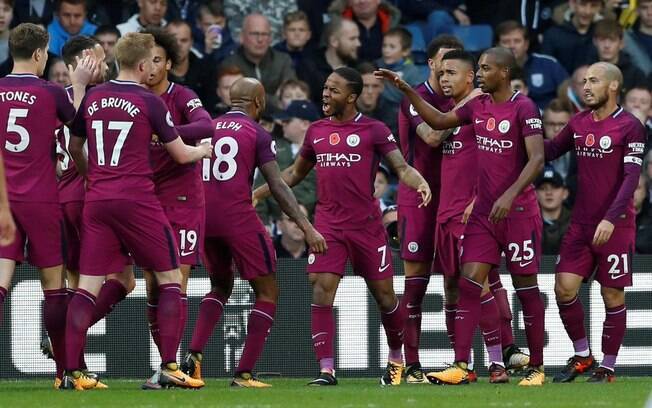Jogadores do Manchester City comemoram gol de Sterling, que selou a vitória sobre o West Bromwich