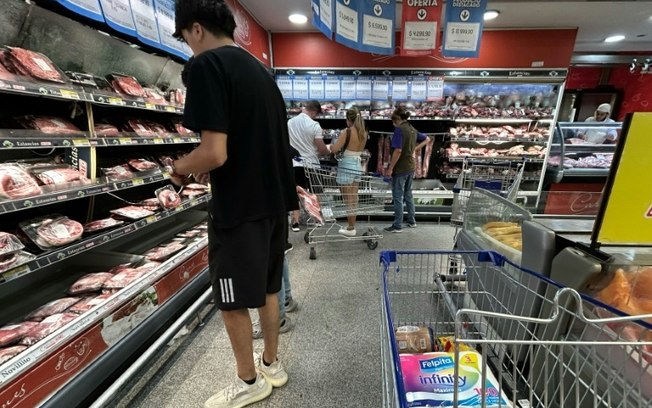 Consumidores em supermercado de Buenos Aires, em 25 de março de 2024