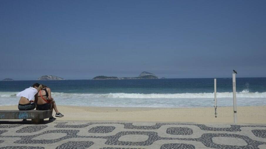 Praia de Copacabana vazia após decreto com restrições para evitar o avanço da Covid-19