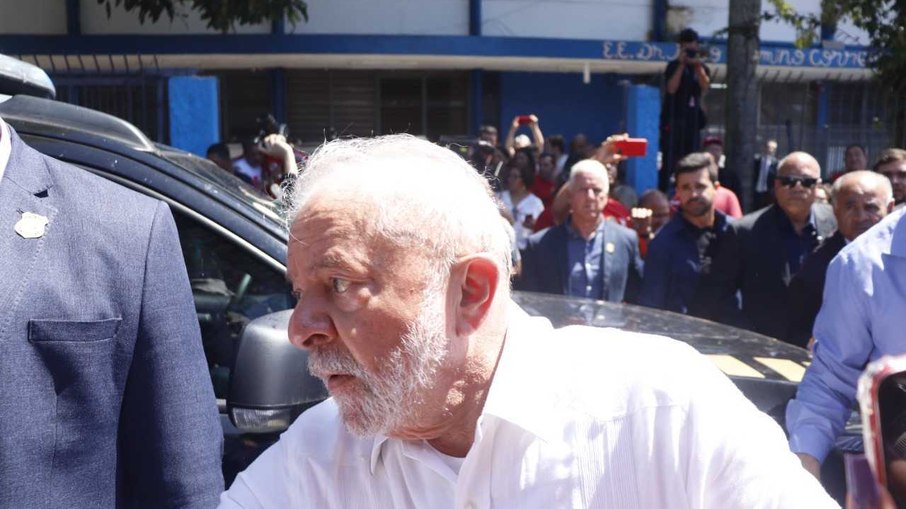 Lula fala com apoiadores da porta de colégio eleitoral em São Bernardo do Campo (SP) / 30.10.2022