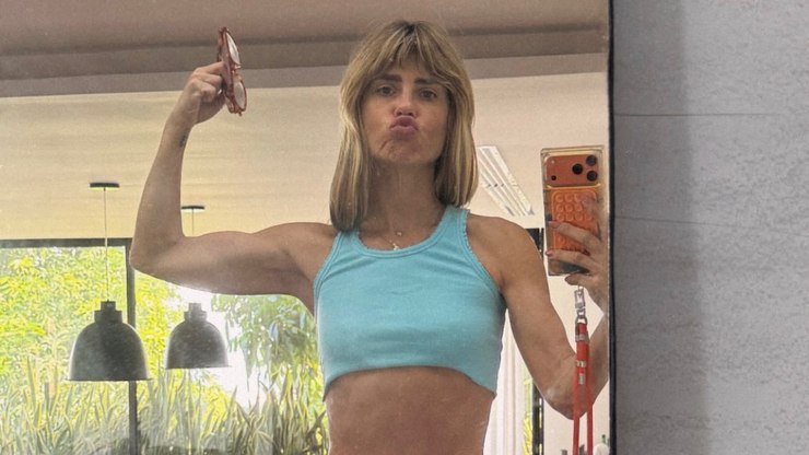 Carolina%20Dieckmmann%20exibe%20m%C3%BAsculos%20na%20academia