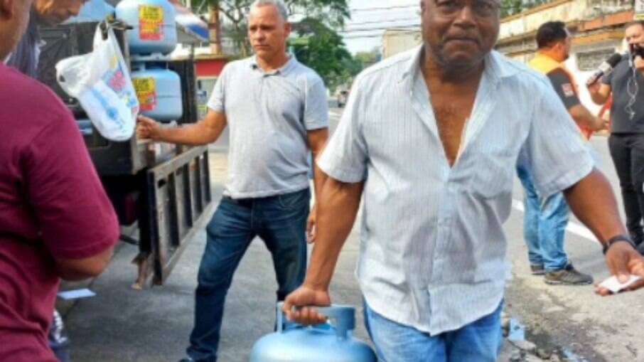 Homem compra botijão de gás sem PPI em Cubatão (SP)
