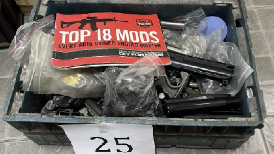 Caixa com componentes de fuzil AR-15 apreendidos pela Polícia Federal contendo manual técnico Caixa com componentes de fuzil AR-15 apreendidos pela Polícia Federal contendo manual técnico