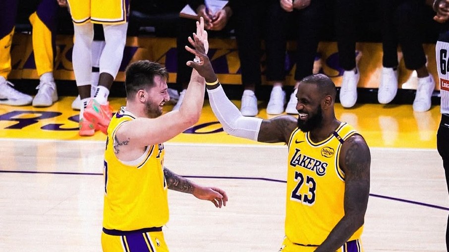 Doncic recebeu apoio de LeBron James em sua estreia pelos Lakers Doncic recebeu apoio de LeBron James em sua estreia pelos Lakers