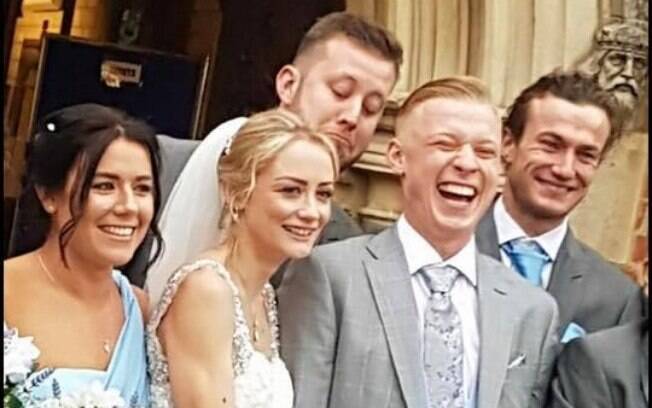 Andy Wills foi padrinho de casamento de Natalie Couldrey e Rhys Couldrey e resolveu ser engraçado na hora das fotos