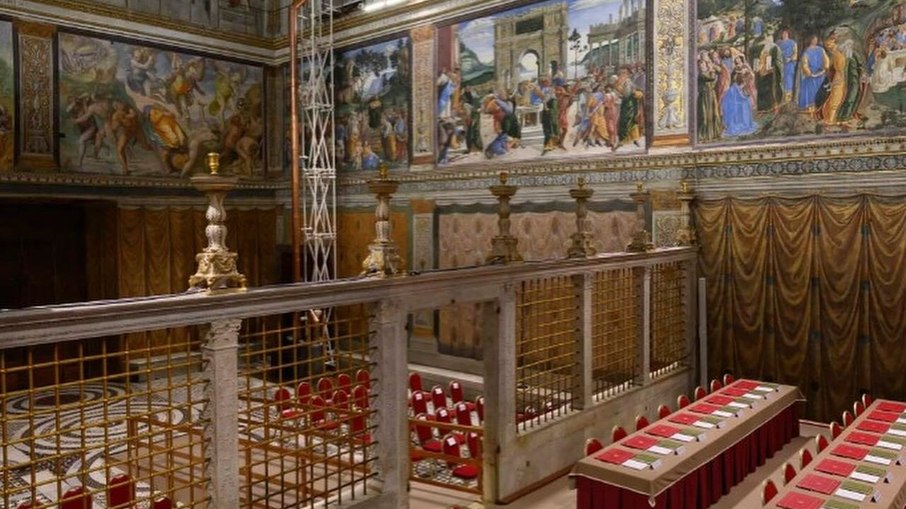 Vaticano divulgou imagem da Capela Sistina, já preparada para receber os cardeais Vaticano divulgou imagem da Capela Sistina, já preparada para receber os cardeais
