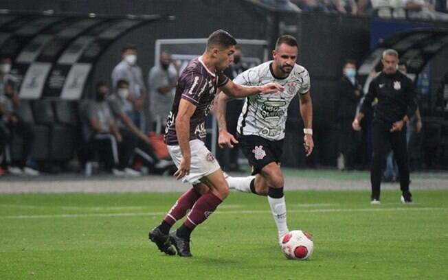 Denilson ressalta necessidade de atacante no Corinthians mas elogia: 'Meio-campo de muita qualidade'