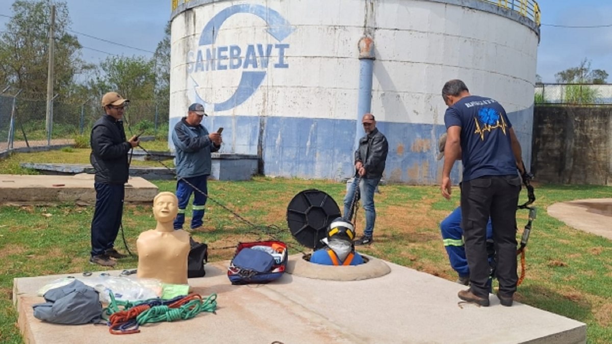 Treinamento foi dividido em duas etapas: teórica e prática Treinamento foi dividido em duas etapas: teórica e prática