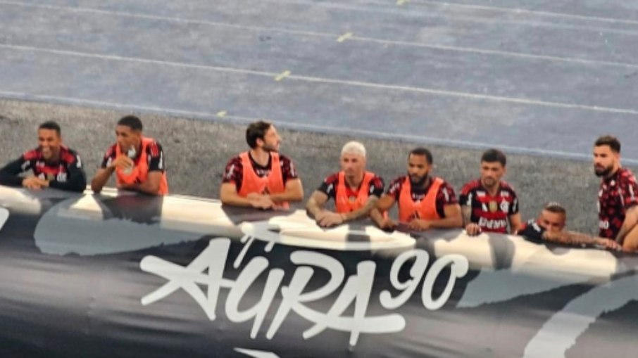 Jogadores do Flamengo acompanhando briga na torcida do Botafogo