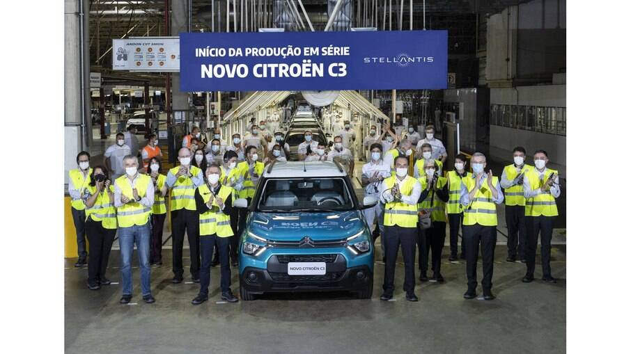Citroën C3 sai da linha de montagem em Porto Real (RJ) com a presença de =executivos e funcionários da Stellantis