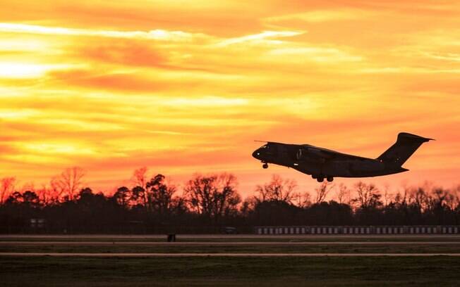 KC-390 da FAB realiza lançamento de paraquedistas em conjunto com a Força Aérea Americana