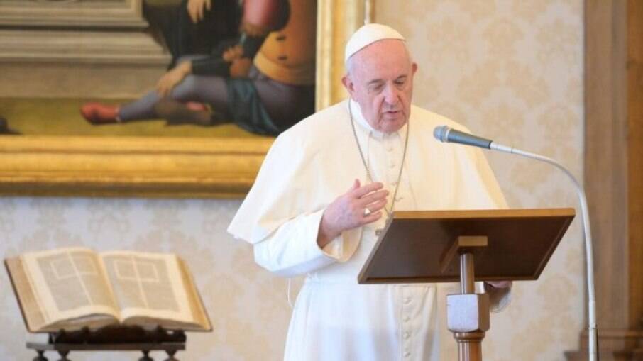 Papa Francisco cumprimentou um grupo de crianças na audiência geral desta quarta
