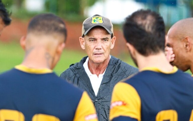 Treinador do Brasiliense é demitido no intervalo e médico comanda time em jogo da Série D