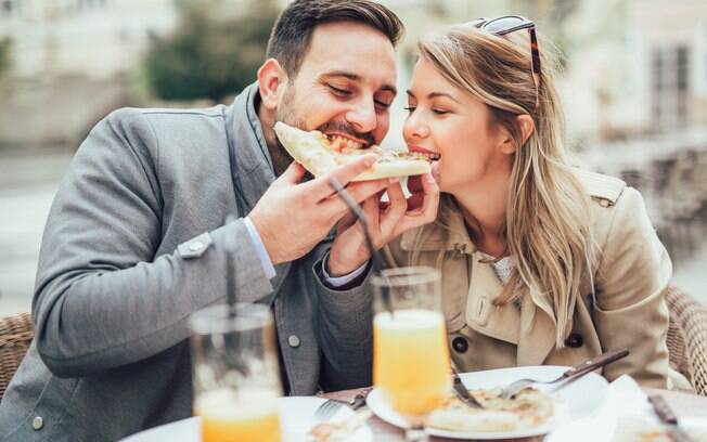 Segundo pesquisa, é comum engordar nos primeiros anos de casamento se você está se sentindo feliz e estável