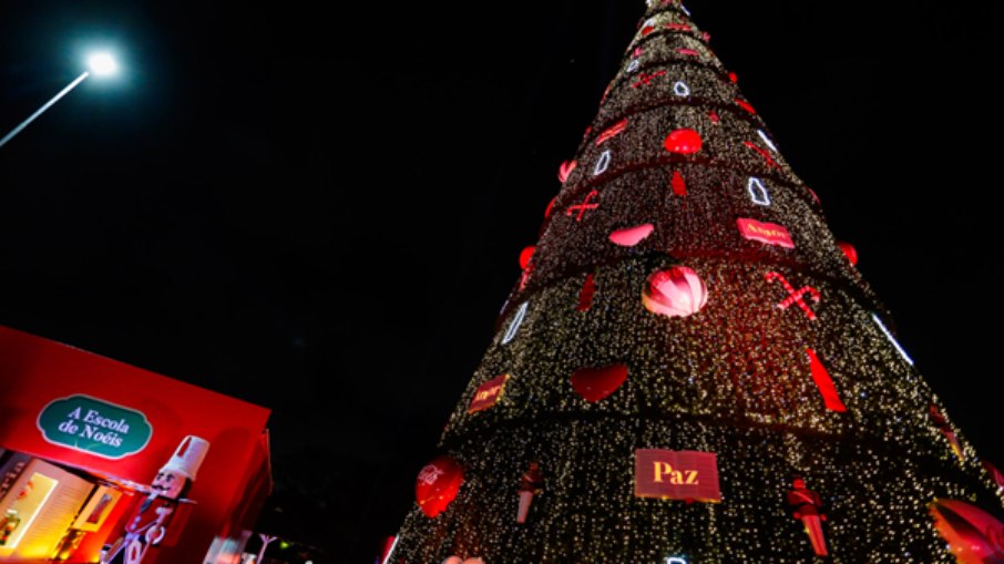 Com 55 metros de altura e milhares de pontos de luz, a árvore do Parque Villa-Lobos se destaca como uma das maiores decorações natalinas de São Paulo Com 55 metros de altura e milhares de pontos de luz, a árvore do Parque Villa-Lobos se destaca como uma das maiores decorações natalinas de São Paulo