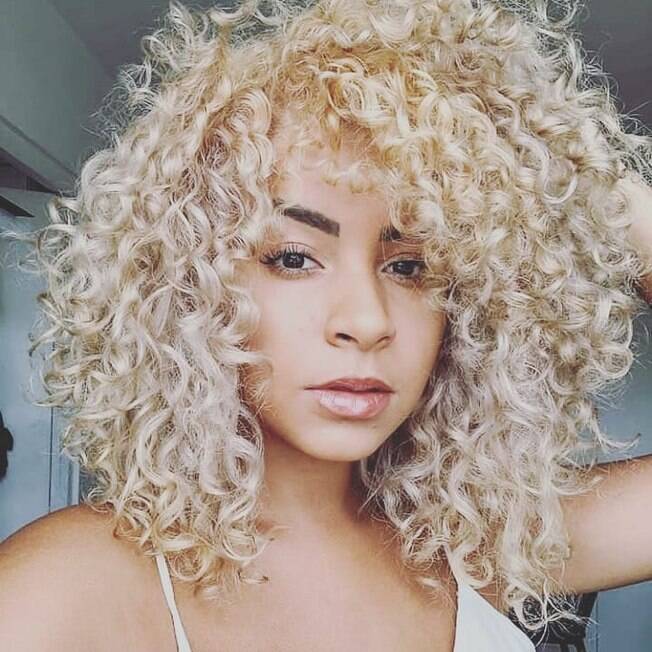 cabelo cacheado  e platinado