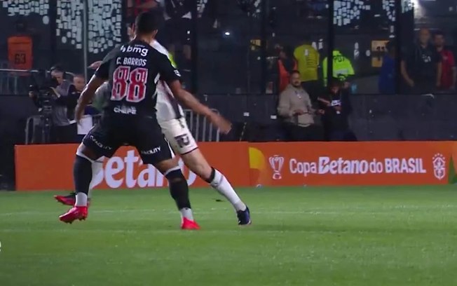 Andrés Gómez marcou o gol da vitória do Vasco sobre o Vitória Andrés Gómez marcou o gol da vitória do Vasco sobre o Vitória