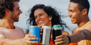 Copo cooler de latas da Stanley surge com desconto; já viu?