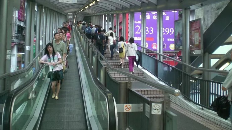 Escada rolante mais longa do mundo cruza 13 ruas em Hong Kong