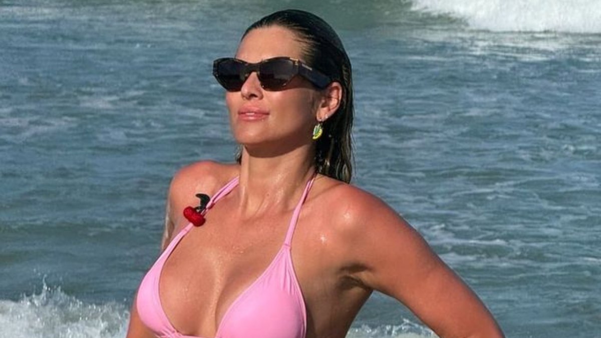 Lívia Andrade curte praia nos EUA durante férias e ostenta corpo em fotos de biquíni