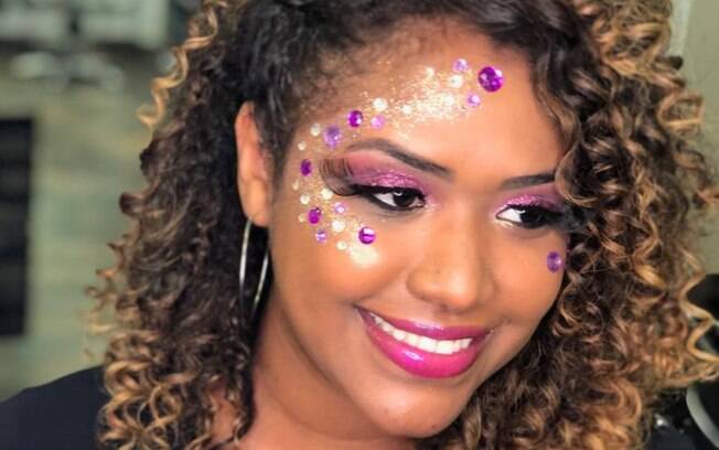 O brilho do glitter é a solução de qualquer maquiagem para o carnaval e pode ser complementado com pedrinhas coloridas