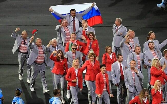 Homem mostrou a bandeira da Rússia na entrada de Belarus