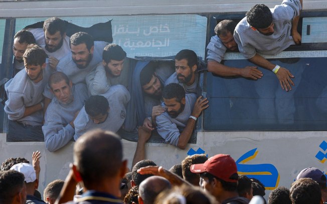 Multidão recebeu os palestinos libertos em Khan Younis Multidão recebeu os palestinos libertos em Khan Younis