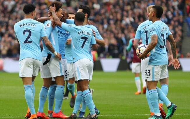 Já campeões, jogadores do Manchester City comemoram mais uma vitória na Premier League