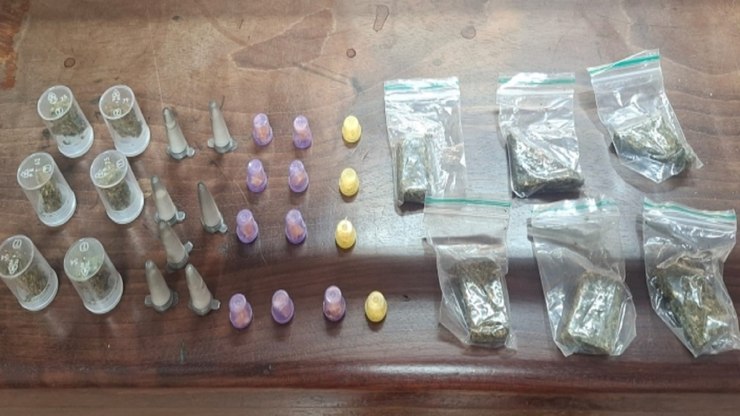 GCM de Vinhedo apreende drogas escondidas em buracos de parede