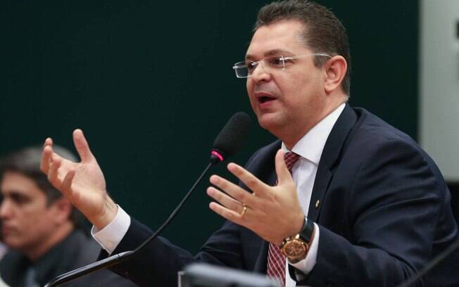 O deputado Sóstenes Cavalcante (DEM-RJ) ficou 11 dias na UTI mesmo após o uso da cloroquina, mas segue em defesa do medicamento