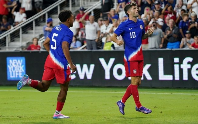 Christian Pulisic (D) foi dispensado da seleção dos EUA para amistoso contra o México