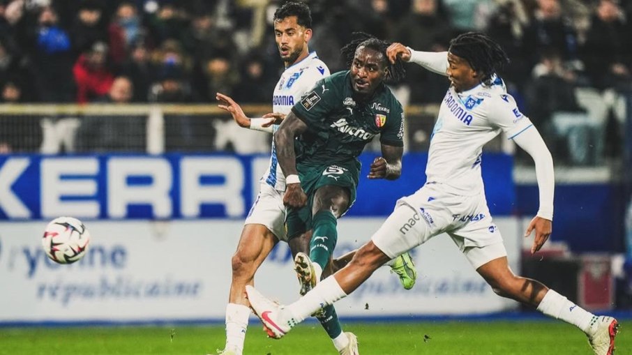 Flamengo tem interesse na contratação de M'Bala Nzola, atacante angolano da Fiorentina Flamengo tem interesse na contratação de M'Bala Nzola, atacante angolano da Fiorentina