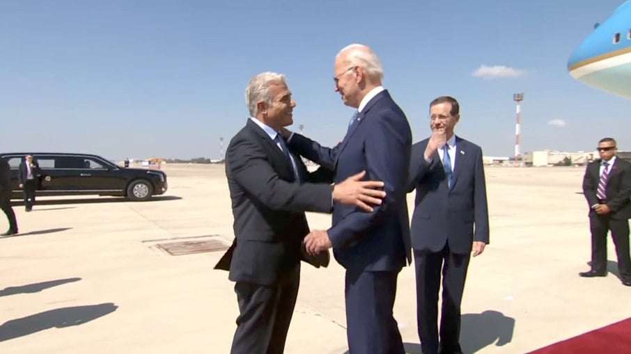 O primeiro-ministro de Israel, Yair Lapid, cumprimenta Biden na pista do aeroporto Ben Gurion