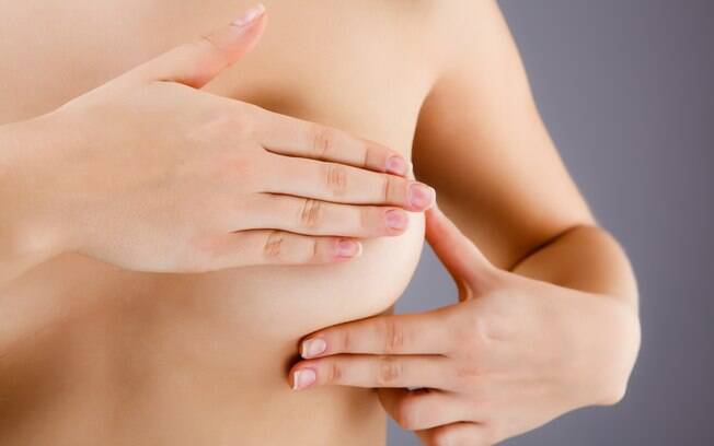 Fazer o autoexame periodicamente pode ajudar a detectar o câncer de mama nos primeiros estágios